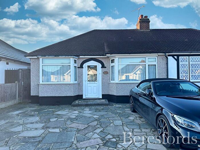 3 Bedroom Bungalow For Sale In Alma Avenue, Hornchurch, RM12
