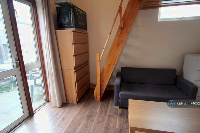 Studio To Rent In Burroughs Parade, London, NW4