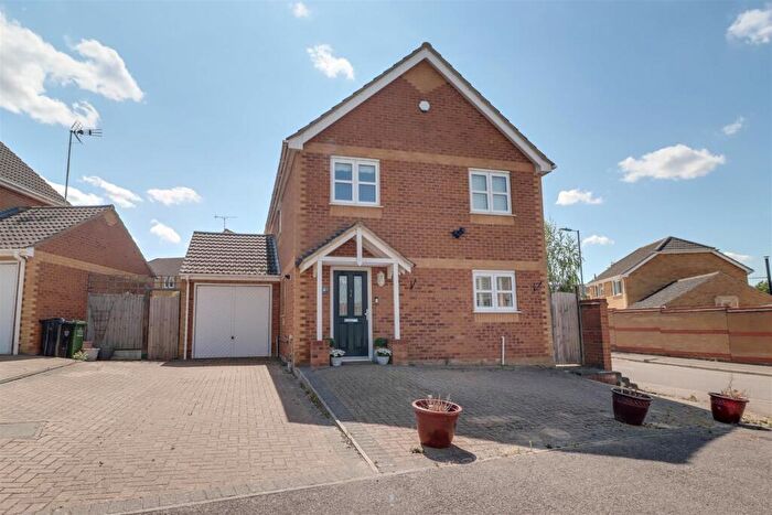 4 Bedroom Detached House For Sale In Roxwell Crescent, Wickford, SS12