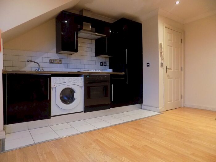 1 Bedroom Flat To Rent In Flat, - Park Street West, Luton, Bedfordshire, LU1