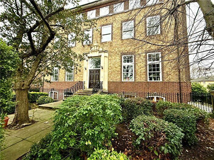 2 Bedroom Flat For Sale In Greenview Close, London, W3
