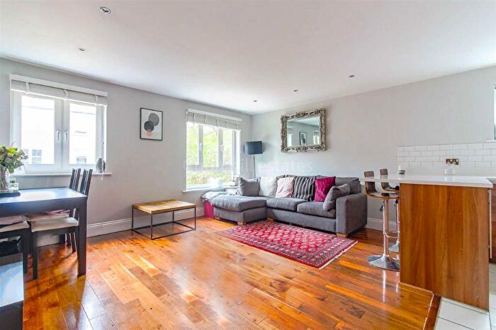 2 Bedroom Flat To Rent In Chelsea Mews, Wanstead, E11