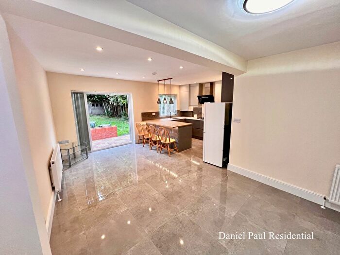 2 Bedroom Flat To Rent In Stucley Road, Hounslow, TW5