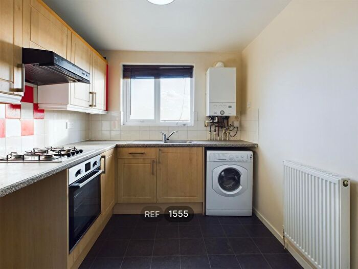 2 Bedroom Flat To Rent In Whiting Court, Cliff Road, Hessle, HU13