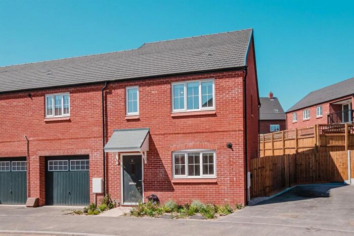 3 Bedroom Semi Detached House To Rent In Roman Way, West Bromwich, B71