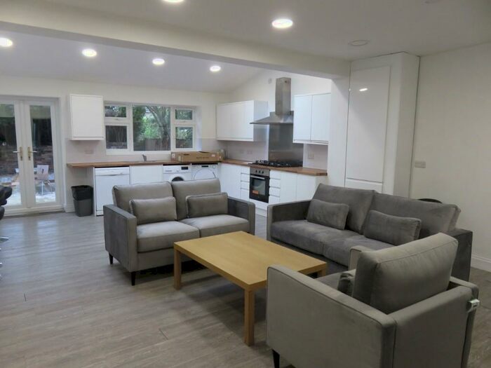 6 Bedroom Semi-Detached House To Rent In Derby Road, Nottingham, NG7