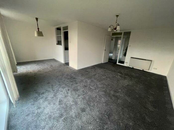 2 Bedroom Flat To Rent In Top Floor Flat, Foye House, Bridge Road, BS8