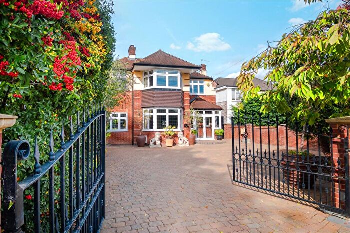 4 Bedroom Detached House For Sale In Edenfield Gardens, Worcester Park, KT4
