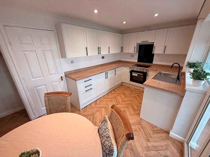 3 Bedroom Semi-detached House To Rent In Glenwood Crescent, Chapeltown, S35