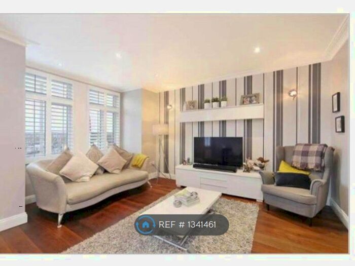 3 Bedroom Flat To Rent In St. Anns Hill, London, SW18