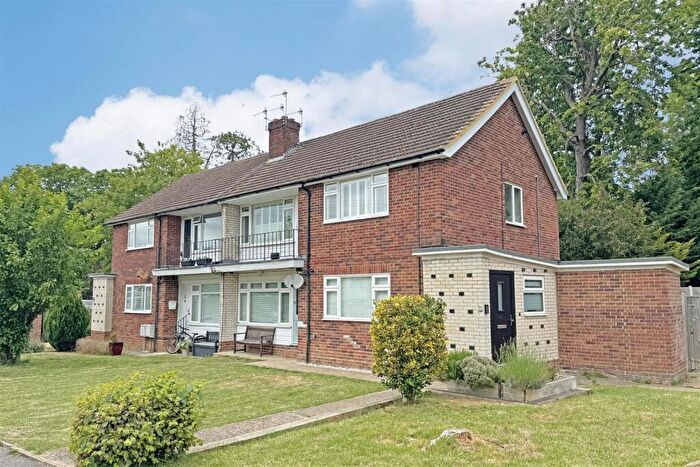 2 Bedroom Maisonette For Sale In Holcon Court, Redhill, RH1