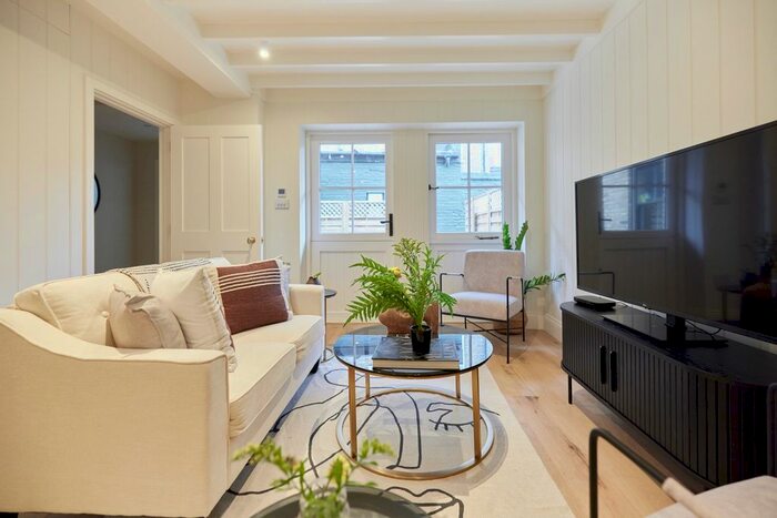 2 Bedroom Flat To Rent In Munster Mews, Lillie Road, London, SW6