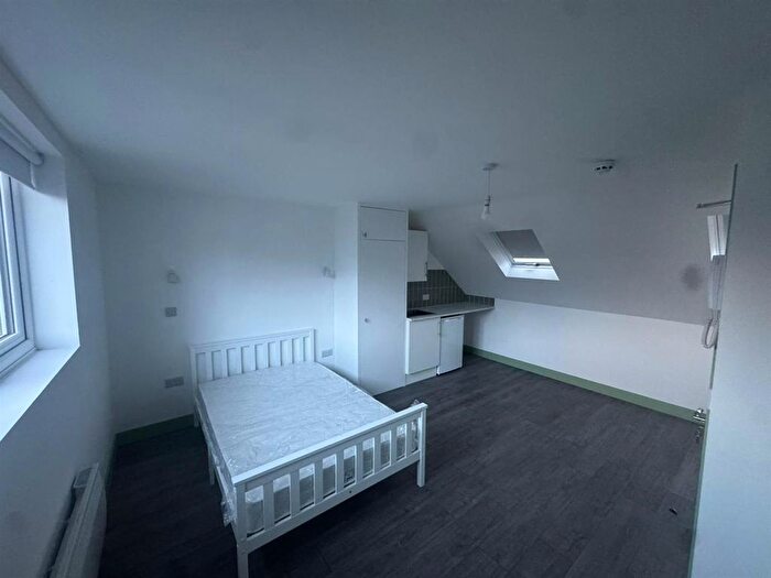 1 Bedroom Studio To Rent In North Circular Road, Neasden, London, NW2