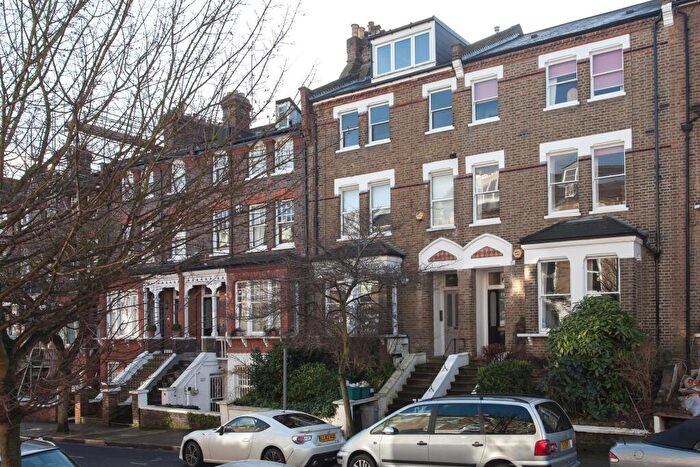 3 Bedroom Flat To Rent In Denning Road London, NW3