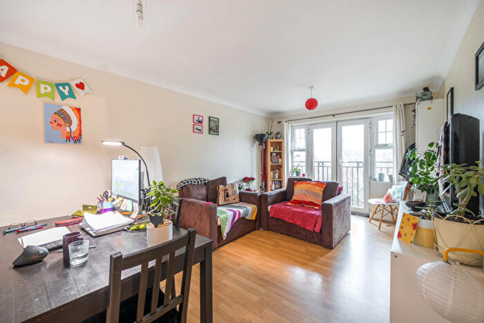 2 Bedroom Flat For Sale In Osier Crescent, London, N10