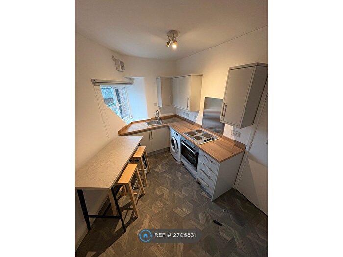 2 Bedroom Flat To Rent In Cwrt Pendref, Rhuthun, LL15