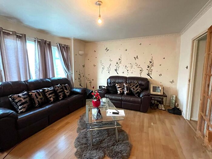 2 Bedroom Flat To Rent In Carpenters Road, Enfield, EN1