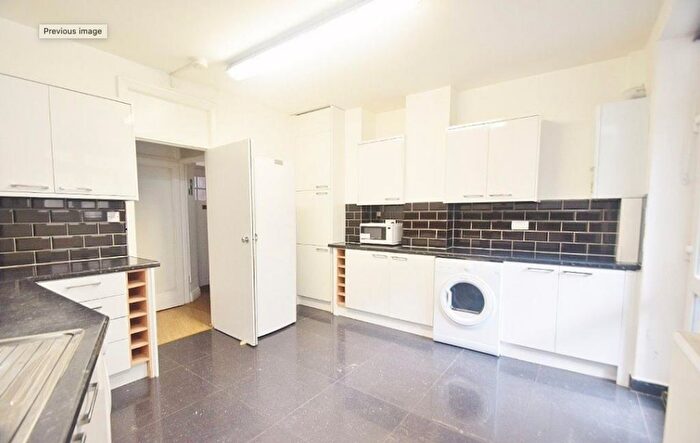 4 Bedroom Flat To Rent In Golders Green Crescent, London, NW11