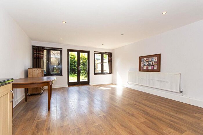 4 Bedroom Maisonette To Rent In Maysoule Road, Clapham Junction, SW11