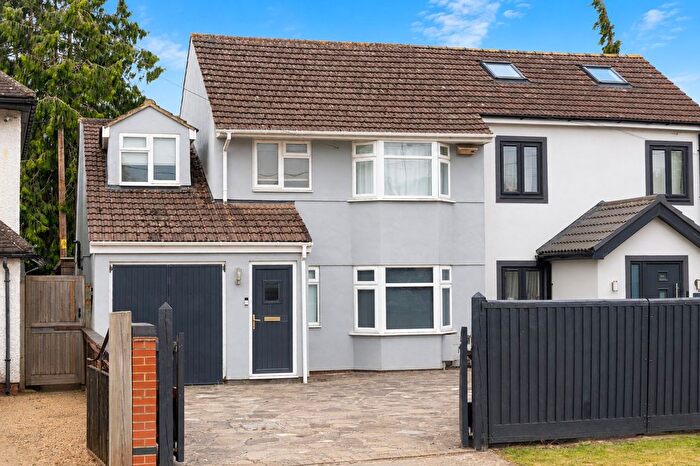 4 Bedroom Semi-Detached House For Sale In Banbury Road, Kidlington, OX5