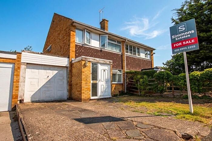 3 Bedroom Semi-Detached House For Sale In Chandos Road, Borehamwood, WD6