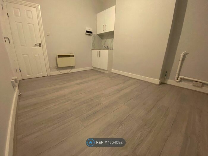 Studio To Rent In Hampden Road, London, N8