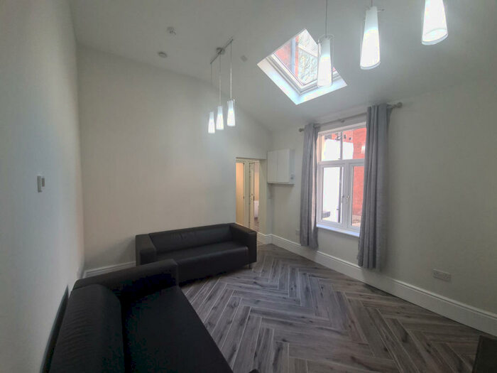 2 Bedroom Flat To Rent In Morris Lane, Leeds, LS5