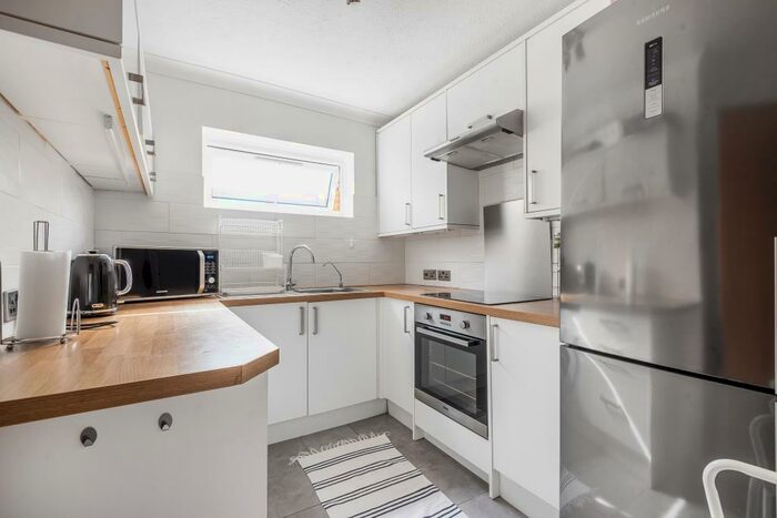 2 Bedroom Apartment To Rent In Lovelace Gardens, Surbiton, KT6