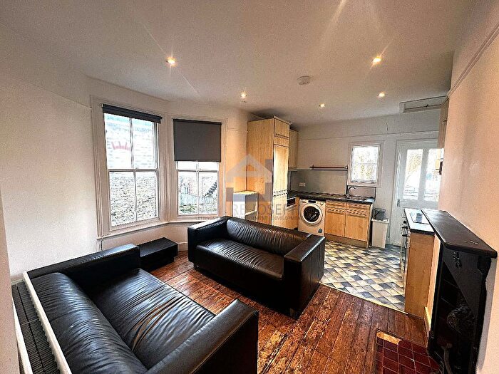 3 Bedroom Flat To Rent In Fieldhouse Road, Balham, London, SW12