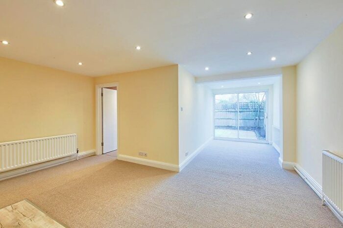 2 Bedroom Apartment To Rent In Alfriston Road, SW11