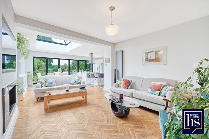 4 Bedroom Detached House For Sale In Chelmsford Road, Shenfield, CM15