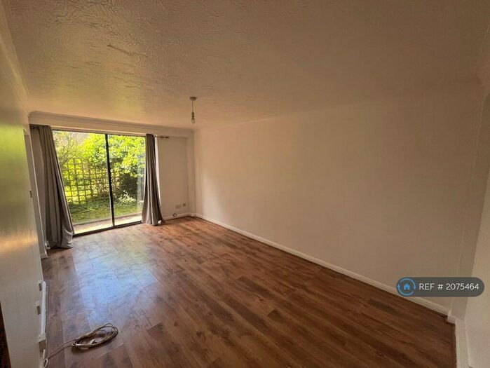 1 Bedroom Flat To Rent In Napier Court West, Southend-On-Sea, SS1