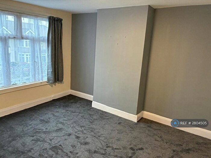 2 Bedroom Flat To Rent In East Ham, London, E6