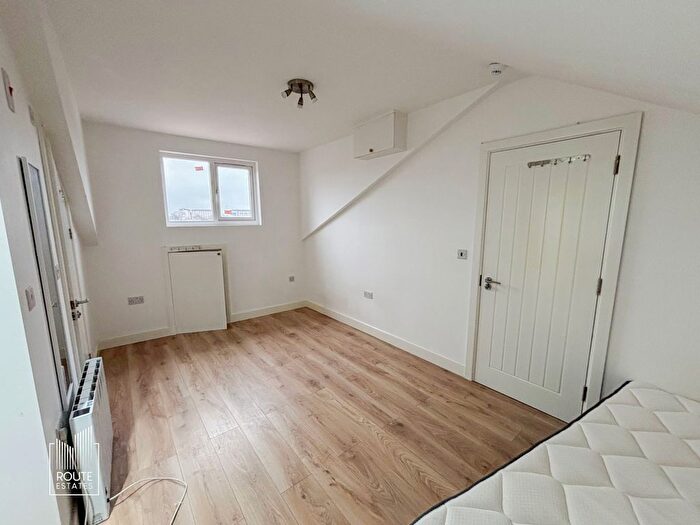 Studio To Rent In High Road, Leyton, E15