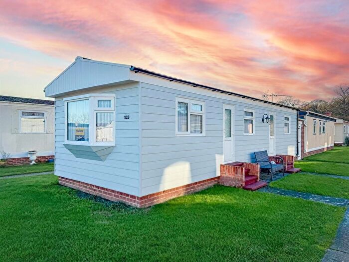 1 Bedroom Mobile/park Home For Sale In St. Osyth Road, Little Clacton, Clacton-On-Sea, CO16