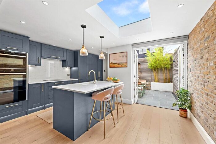 3 Bedroom End Of Terrace House For Sale In Hemnall Street, Epping, CM16