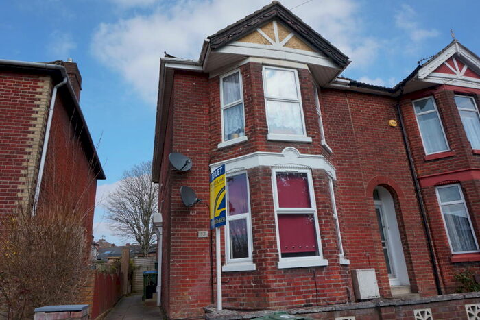 2 Bedroom Flat To Rent In Waterloo Road Flat, SO15
