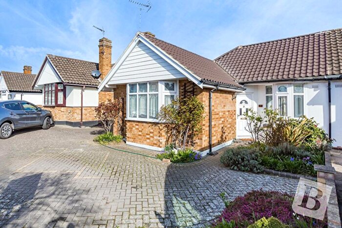 2 Bedroom Bungalow For Sale In Brookmans Close, Upminster, RM14