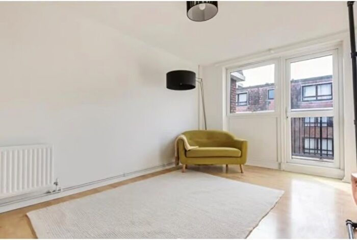 3 Bedroom Flat To Rent In Stanswood Gardens, Camberwell, London, SE5