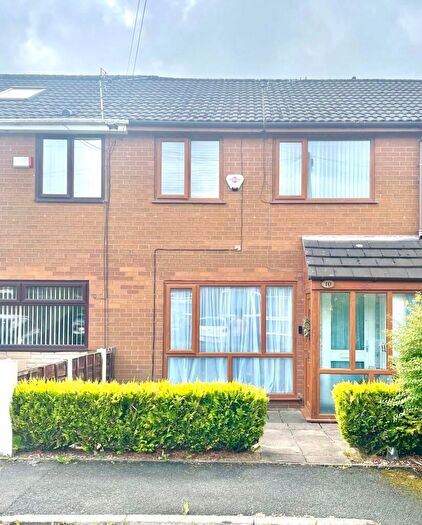 3 Bedroom Town House For Sale In Falcon Drive, Chadderton, Oldham, OL9