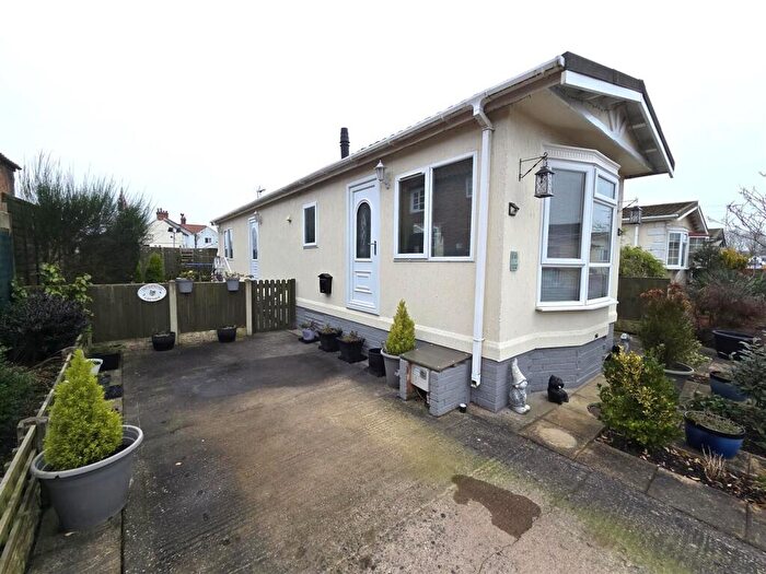 2 Bedroom Park Home For Sale In St. Oswalds Park, Dunham-On-Trent, Newark, NG22