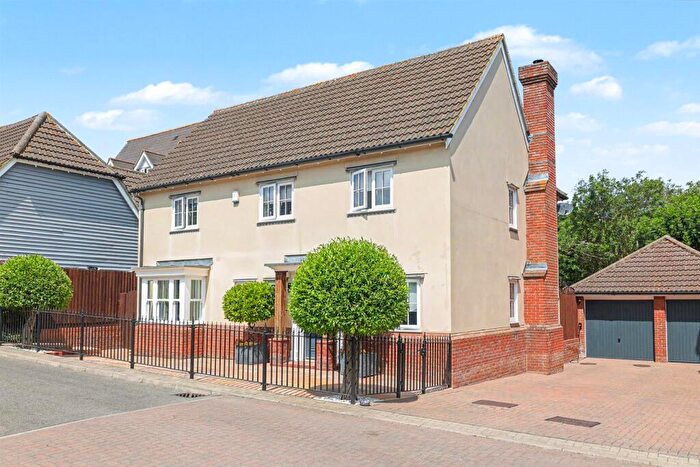 4 Bedroom Detached House For Sale In Wood Avenue, Hockley, SS5