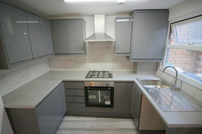 3 Bedroom Flat To Rent In Fletching Road, London, E5