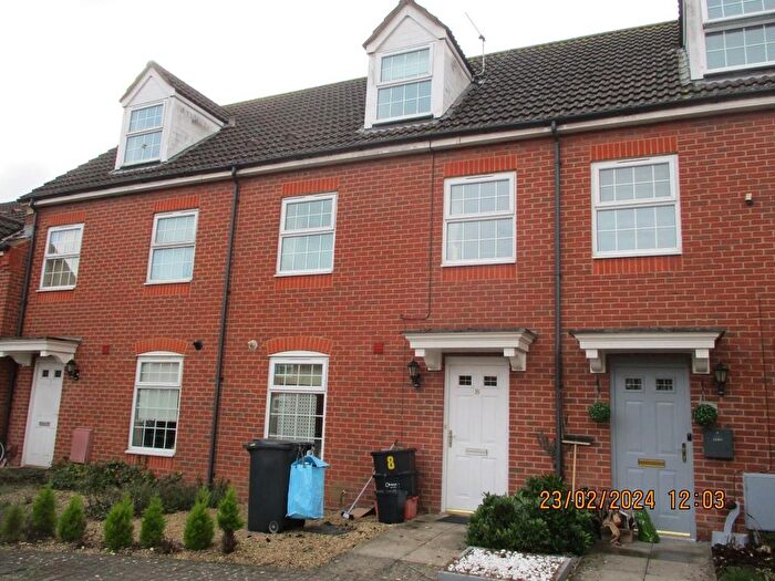 3 Bedroom Town House To Rent In Darling Close, Swindon, SN3