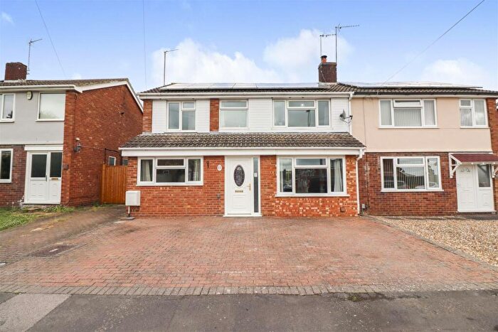 5 Bedroom Semi-Detached House For Sale In Fitzwilliam Road, Irthlingborough, NN9