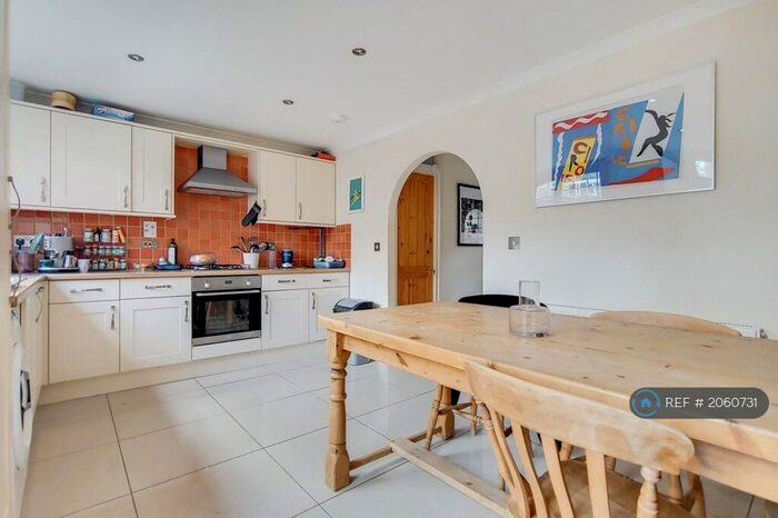 3 Bedroom Terraced House To Rent In Tarbert Walk, London, E1