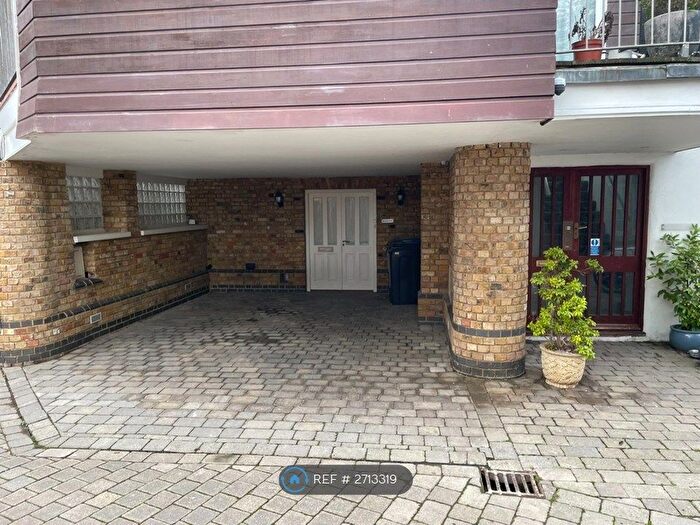 2 Bedroom Flat To Rent In Studio Mews, Addlestone, KT15