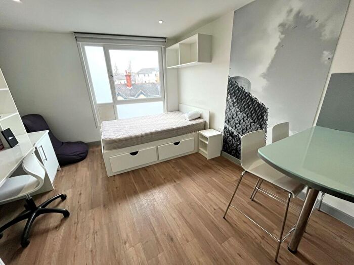 Apartment To Rent In Emporium, B5