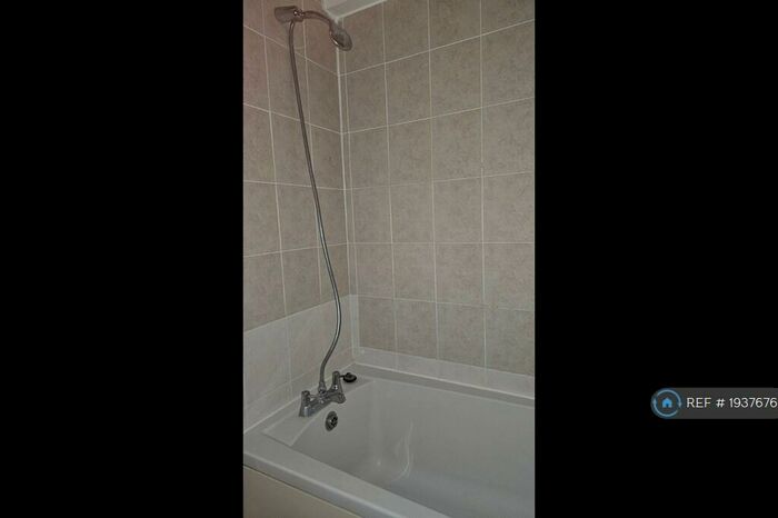 3 Bedroom Flat To Rent In Hollybush House, London, E2