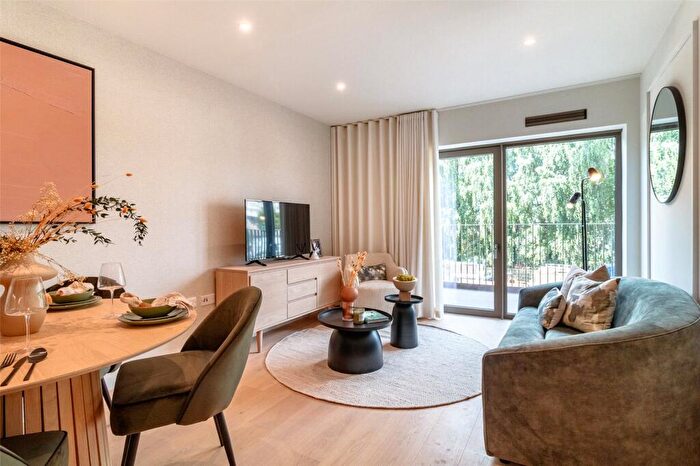 2 Bedroom Flat For Sale In Royal Crest Avenue, London, E16